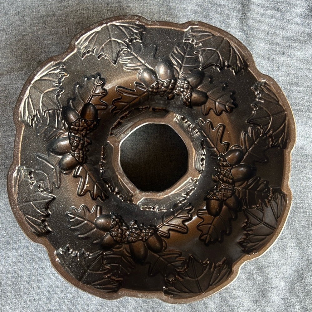 Nordicware fall harvest acorn wreath bundt pan 10 cup bronze color - Picture 2 of 10